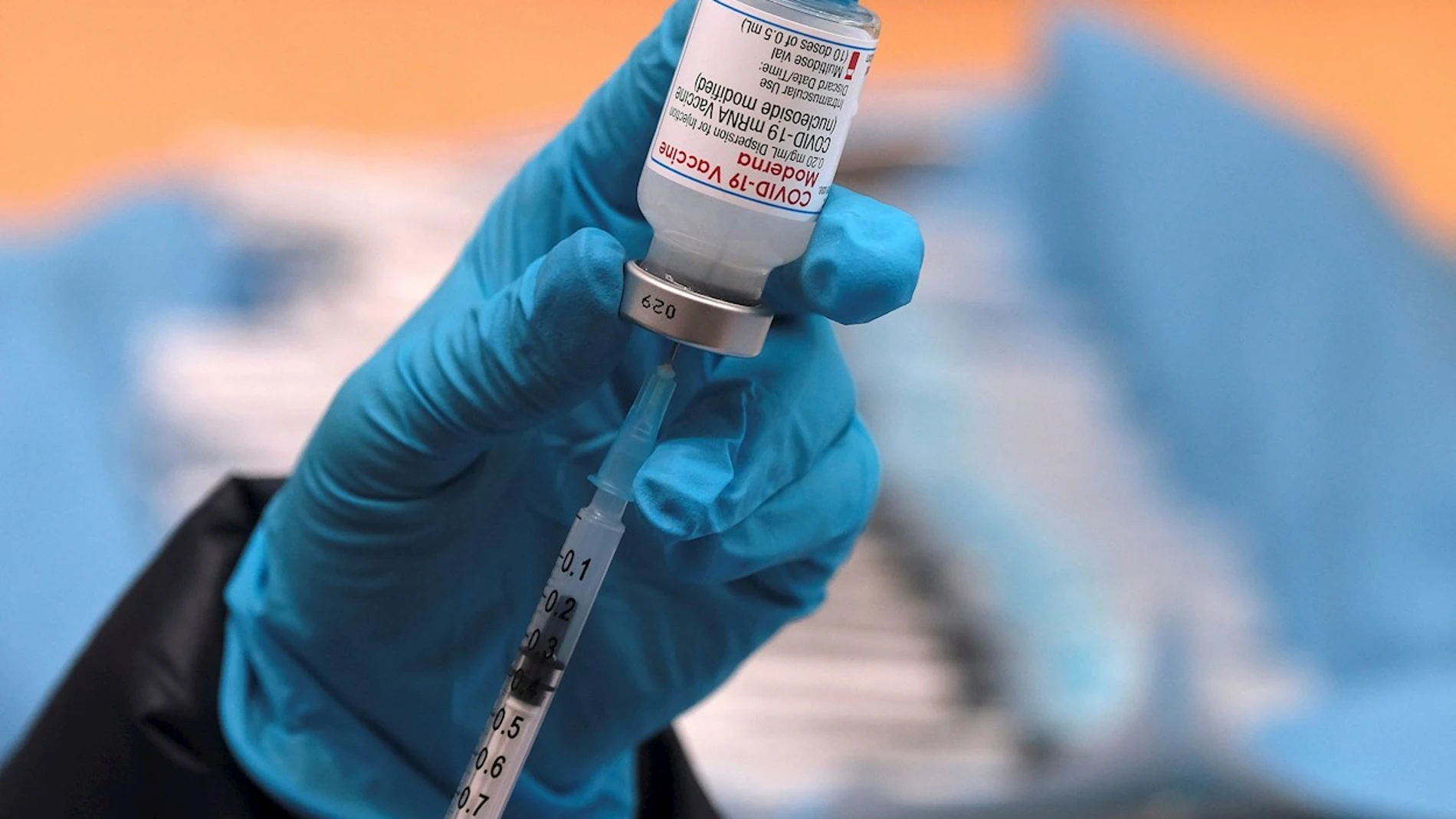 Un sanitario prepara una vacuna contra el coronavirus