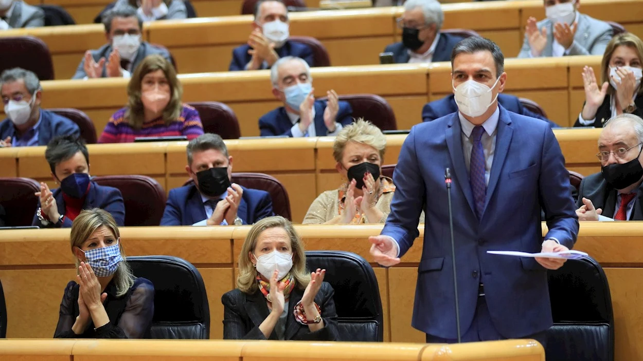 El presidente del Gobierno, Pedro S&aacute;nchez (d), interviene durante la sesi&oacute;n de control al Gobierno celebrada este martes en el Senado