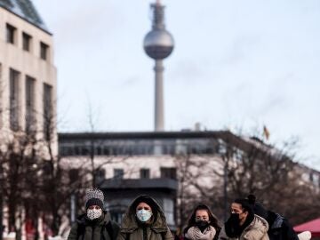 Un grupo de jóvenes con mascarilla en Berlín