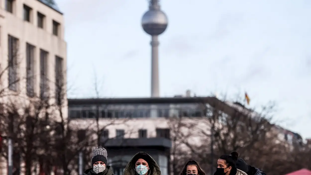 Un grupo de jóvenes con mascarilla en Berlín Un grupo de jóvenes con mascarilla en Berlín