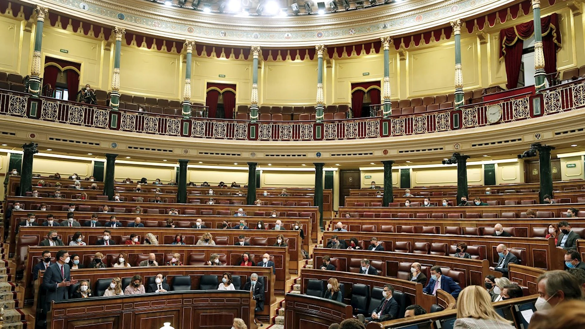El presidente del Gobierno, Pedro Sánchez (i) interviene durante la sesión de control al Gobierno este miércoles en el Congreso