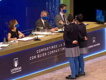 "No llores", se dicen Yanisse y Paula tras cantar el Gordo de la Lotería de Navidad 2021