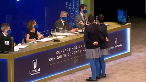 "No llores", se dicen Yanisse y Paula tras cantar el Gordo de la Lotería de Navidad 2021 "No llores", se dicen Yanisse y Paula tras cantar el Gordo de la Lotería de Navidad 2021