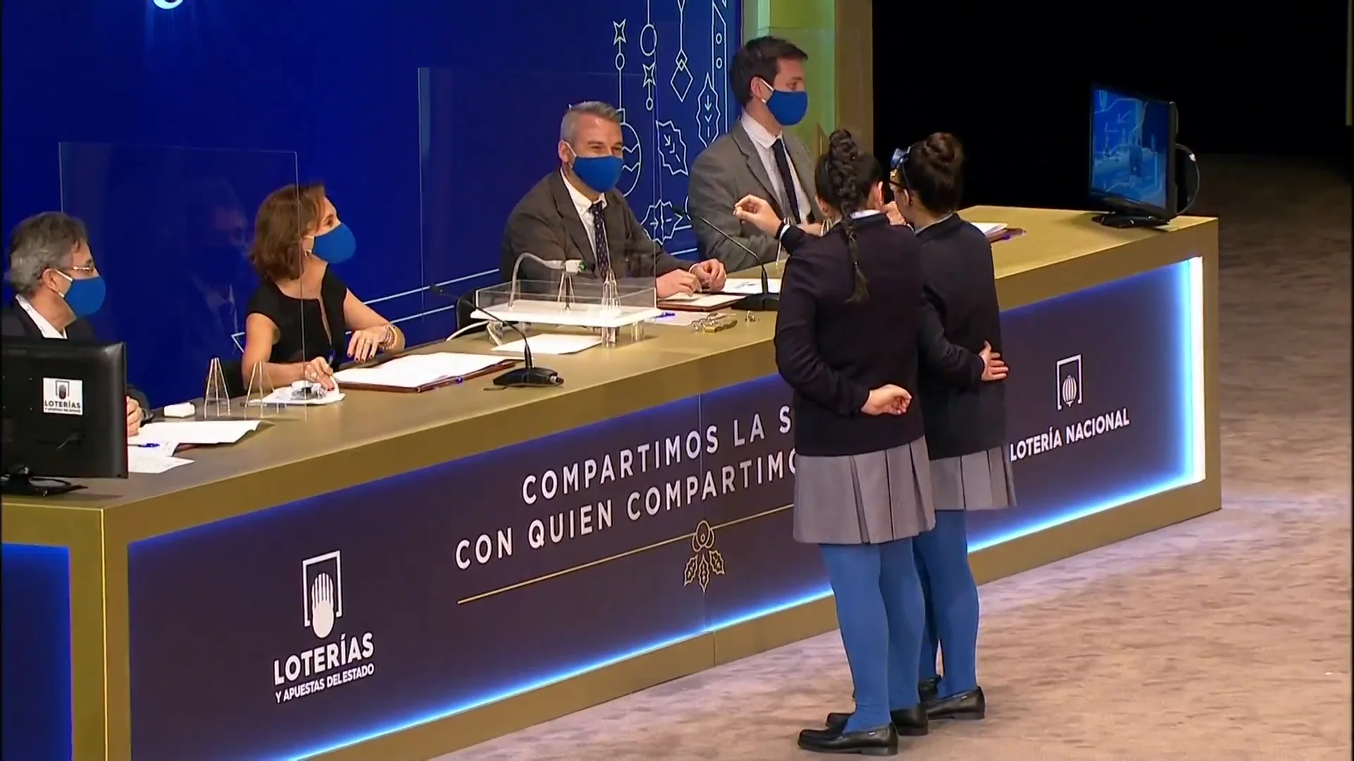 "No llores", se dicen Yanisse y Paula tras cantar el Gordo de la Lotería de Navidad 2021 "No llores", se dicen Yanisse y Paula tras cantar el Gordo de la Lotería de Navidad 2021