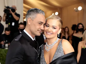 Taika Waititi y Rita Ora Taika Waititi y Rita Ora