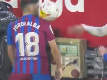 Así fue la absurda agresión de Koundé a Jordi Alba que le costó la roja en el Sevilla - Barcelona