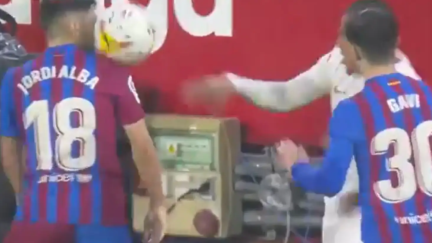 Así fue la absurda agresión de Koundé a Jordi Alba que le costó la roja en el Sevilla - Barcelona Así fue la absurda agresión de Koundé a Jordi Alba que le costó la roja en el Sevilla - Barcelona
