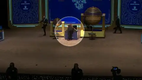 La ovación a la señora de la limpieza, entre las anécdotas del sorteo de la Lotería de Navidad 2021 La ovación a la señora de la limpieza, entre las anécdotas del sorteo de la Lotería de Navidad 2021