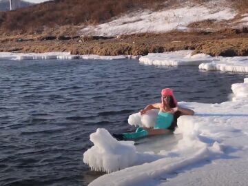 La 'Sirena de Hielo' que nada semidesnuda entre glaciares en Rusia