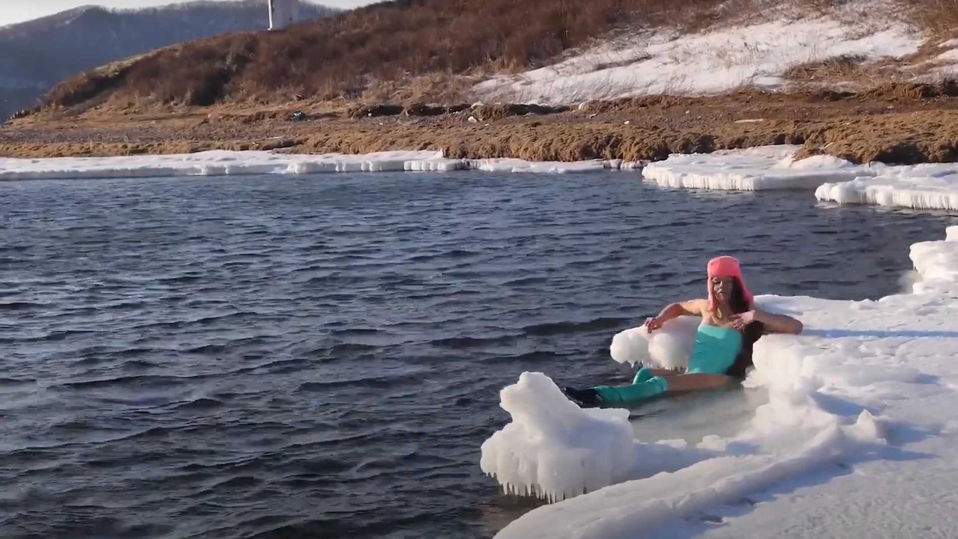 La 'Sirena de Hielo' que nada semidesnuda entre glaciares en Rusia
