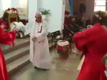 El cura flamenco de Málaga que se hace viral por sus bailes en misa 