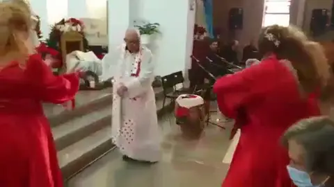 El cura flamenco de Málaga que se hace viral por sus bailes en misa El cura flamenco de Málaga que se hace viral por sus bailes en misa