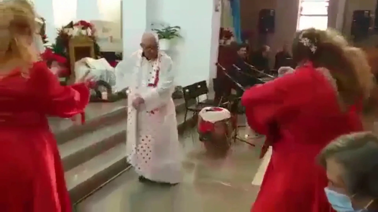 El cura flamenco de M&aacute;laga que se hace viral por sus bailes en misa 