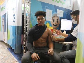 Un joven se vacuna contra el coronavirus