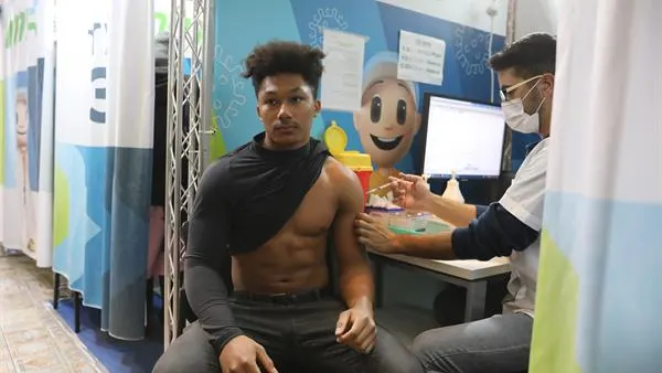 Un joven se vacuna contra el coronavirus Un joven se vacuna contra el coronavirus