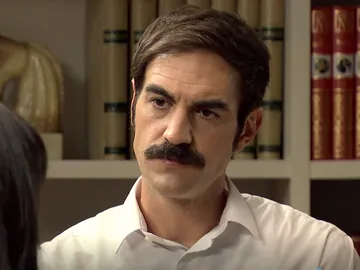 Raúl acorrala a Paloma para descubrir de quién se ha enamorado Coral Raúl acorrala a Paloma para descubrir de quién se ha enamorado Coral