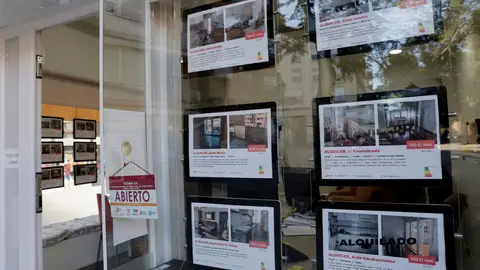 El Ayuntamiento sortea 316 pisos de alquiler entre 28.000 demandantes por un precio mensual de 150 a 250 euros El Ayuntamiento sortea 316 pisos de alquiler entre 28.000 demandantes por un precio mensual de 150 a 250 euros