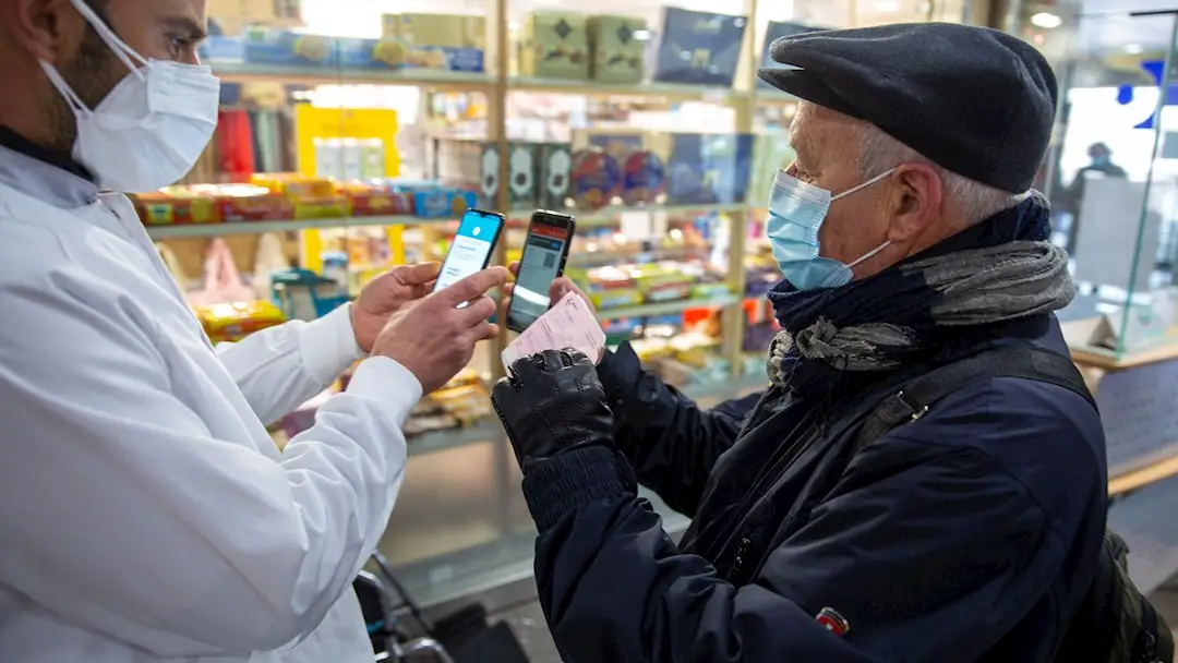 Personal del Servicio Vasco de Salud-Osakidetza comprueba el pasaporte covid para acceder como visitantes al hospital Txagorritxu de Vitoria Personal del Servicio Vasco de Salud-Osakidetza comprueba el pasaporte covid para acceder como visitantes al hospital Txagorritxu de Vitoria