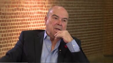 Antonio Resines, ingresado en la UCI con coronavirus, no está intubado aunque necesita oxígeno