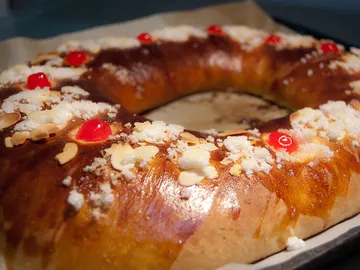 Uno de los roscones lleva escondido un premio de 10.000 euros. Uno de los roscones lleva escondido un premio de 10.000 euros.