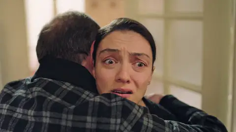 Hikmet, un halo de esperanza para Gülben: “No hay alegría en esta casa sin ti” Hikmet, un halo de esperanza para Gülben: “No hay alegría en esta casa sin ti”