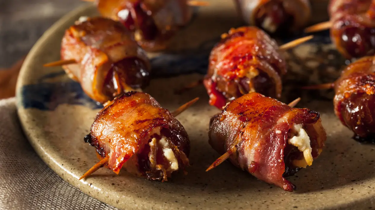 Bacon con d&aacute;tiles, un cl&aacute;sico de los aperitivos de Navidad