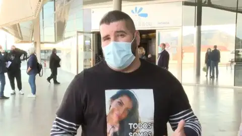 El hermano de la chica ingresada tras una cirugía estética El hermano de la chica ingresada tras una cirugía estética