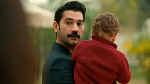 La petición de Müjgan a Yilmaz: “No vuelvas a coger a Adnan” La petición de Müjgan a Yilmaz: “No vuelvas a coger a Adnan”