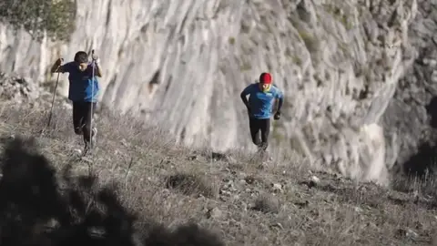 El reto entre Óscar Husillos y Manuel Merillas corriendo 400 metros en una pista de atletismo y en un monte de León El reto entre Óscar Husillos y Manuel Merillas corriendo 400 metros en una pista de atletismo y en un monte de León