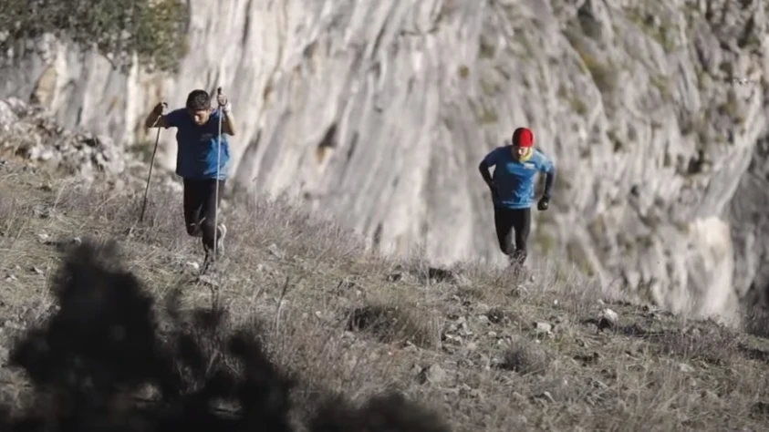 El reto entre Óscar Husillos y Manuel Merillas corriendo 400 metros en una pista de atletismo y en un monte de León El reto entre Óscar Husillos y Manuel Merillas corriendo 400 metros en una pista de atletismo y en un monte de León