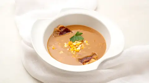 Receta de Karlos Arguiñano: Crema de sopa de ajo con jamón crujiente Receta de Karlos Arguiñano: Crema de sopa de ajo con jamón crujiente