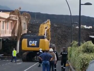 Las excavadoras retiran lava de La Palma