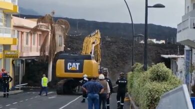 Comienzan a retirar la lava del volcán de La Palma del barrio de La Laguna