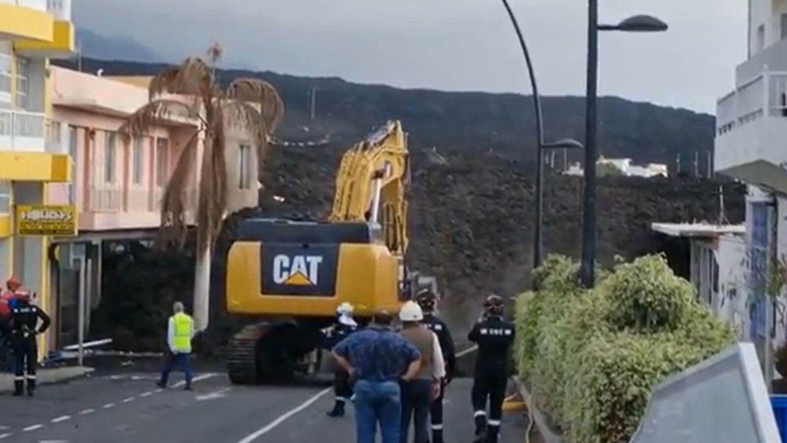 Comienzan a retirar la lava del volcán de La Palma del barrio de La Laguna