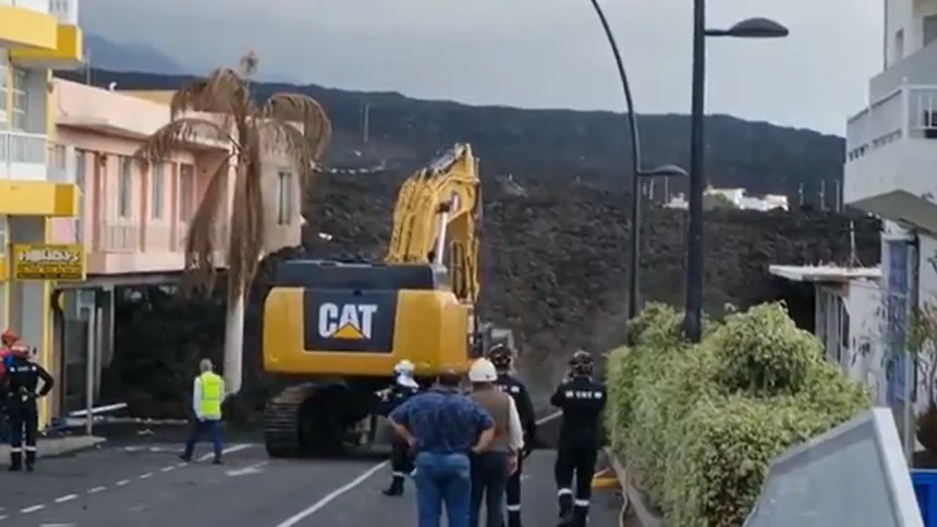 Las excavadoras retiran lava de La Palma Las excavadoras retiran lava de La Palma