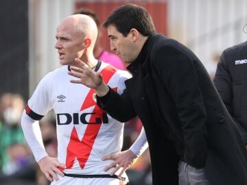 El entrenador del Rayo Vallecano, Andoni Iraola, da instrucciones en un partido