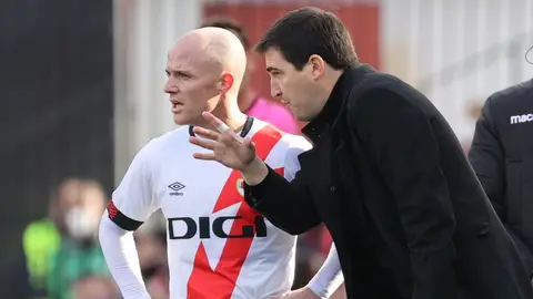 El entrenador del Rayo Vallecano, Andoni Iraola, da instrucciones en un partido El entrenador del Rayo Vallecano, Andoni Iraola, da instrucciones en un partido