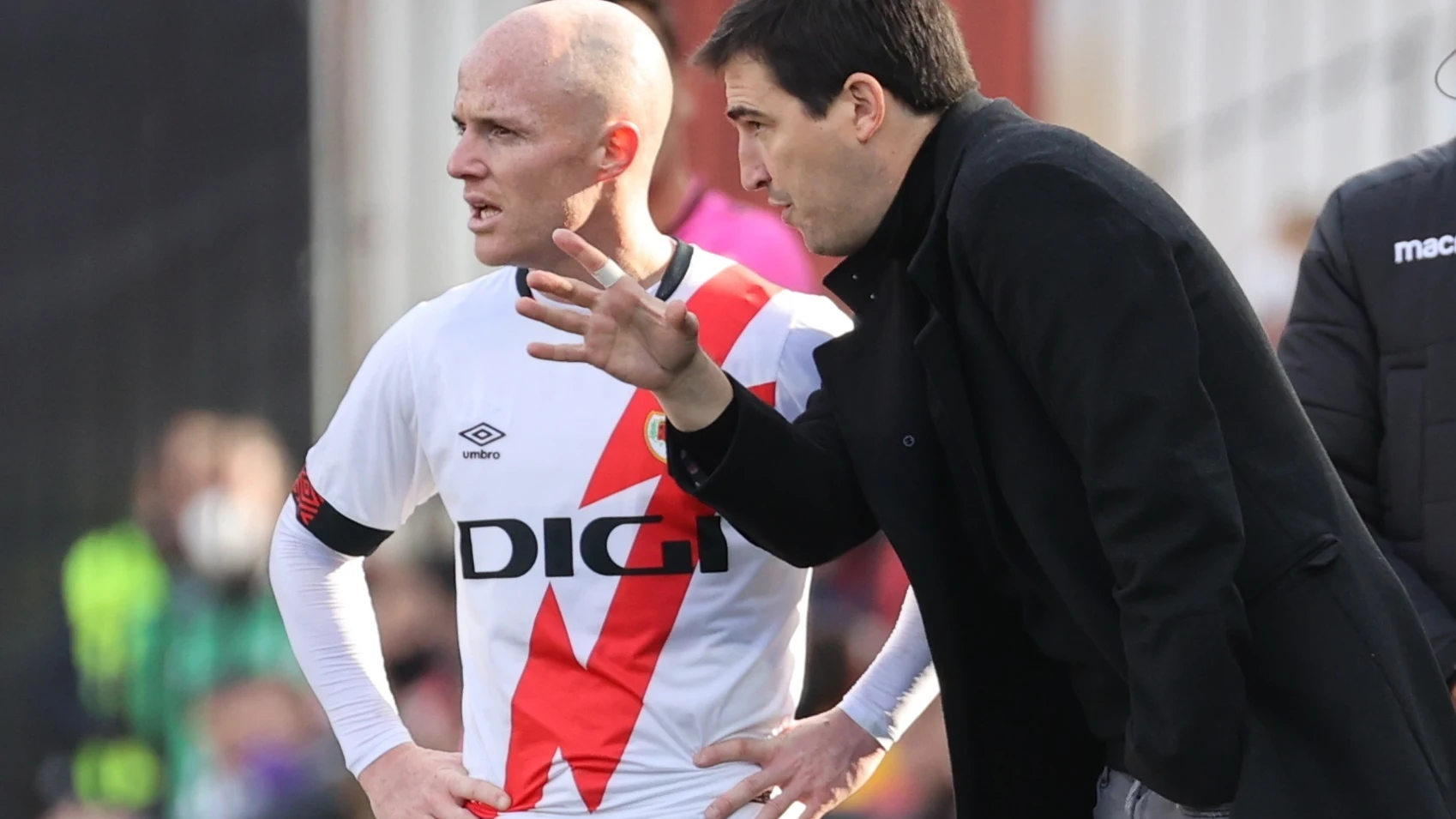 El entrenador del Rayo Vallecano, Andoni Iraola, da instrucciones en un partido