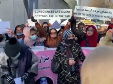 Las mujeres protestan por sus derechos en Afganistán.