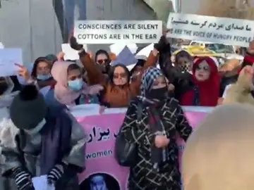 Las mujeres protestan por sus derechos en Afganistán. Las mujeres protestan por sus derechos en Afganistán.