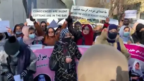 Las mujeres protestan por sus derechos en Afganistán. Las mujeres protestan por sus derechos en Afganistán.