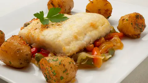 Bacalao con fritada y patatas salteadas Bacalao con fritada y patatas salteadas