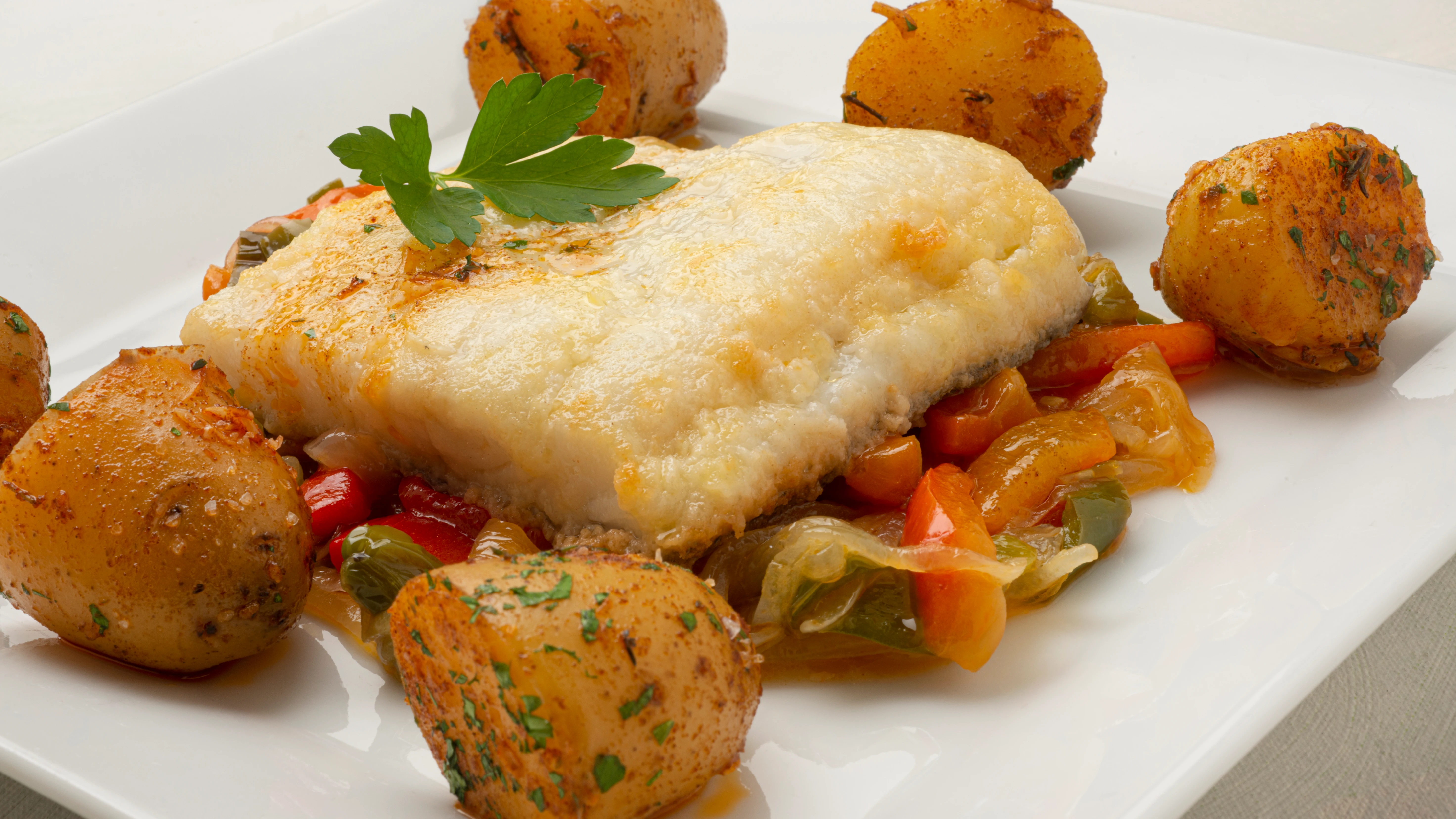Bacalao con fritada y patatas salteadas Bacalao con fritada y patatas salteadas
