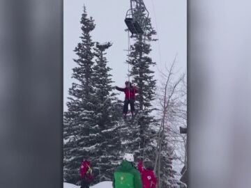 Esquiadores atrapados en el telesilla