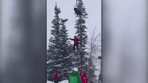 Esquiadores atrapados en el telesilla Esquiadores atrapados en el telesilla