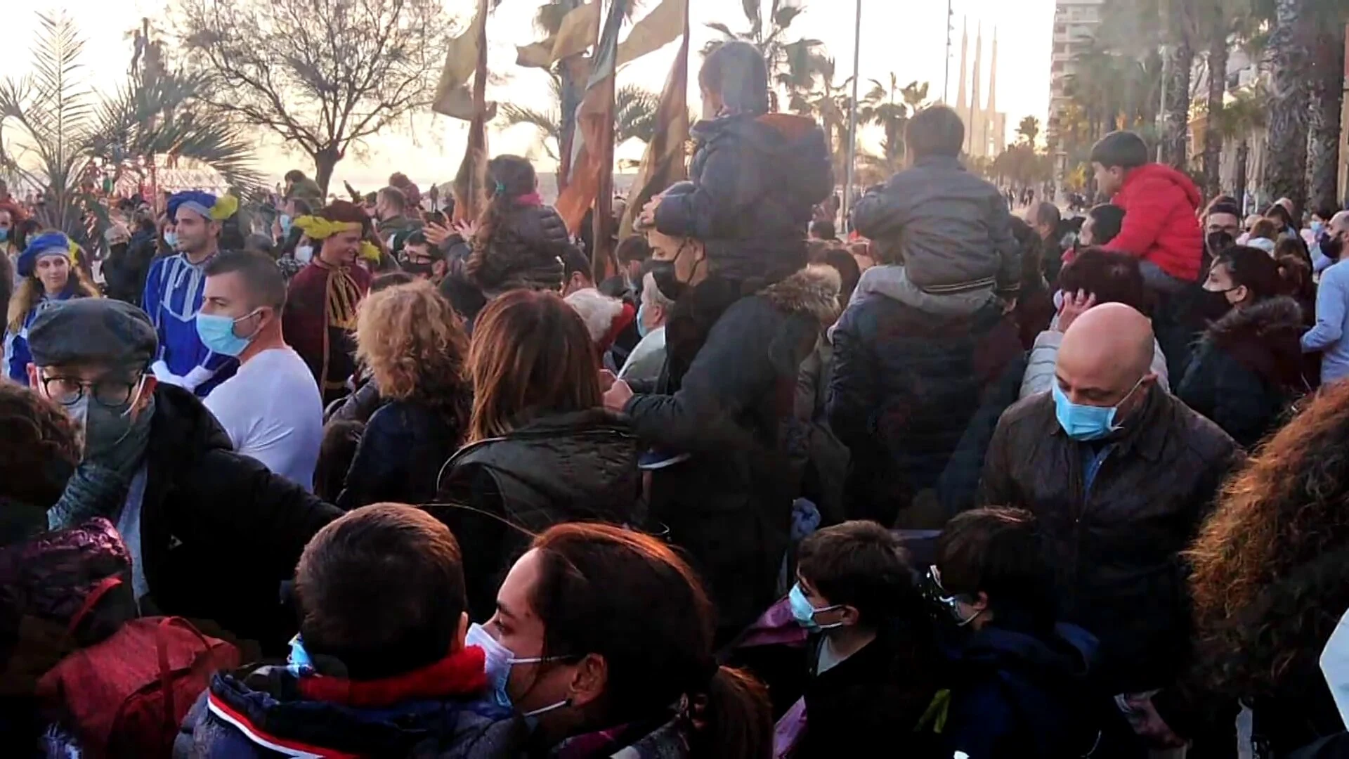  Pol&eacute;mica por el recibimiento de los pajes de los Reyes Magos que no llevaron mascarilla