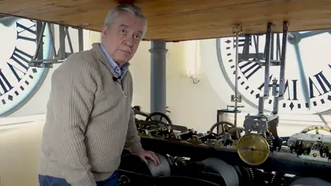 La puesta a punto del reloj de la Puerta del Sol La puesta a punto del reloj de la Puerta del Sol