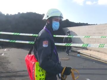 Los servicios de emergencia retiran material lávico del volcán de La Palma