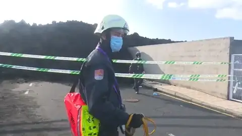 Los servicios de emergencia retiran material lávico del volcán de La Palma Los servicios de emergencia retiran material lávico del volcán de La Palma