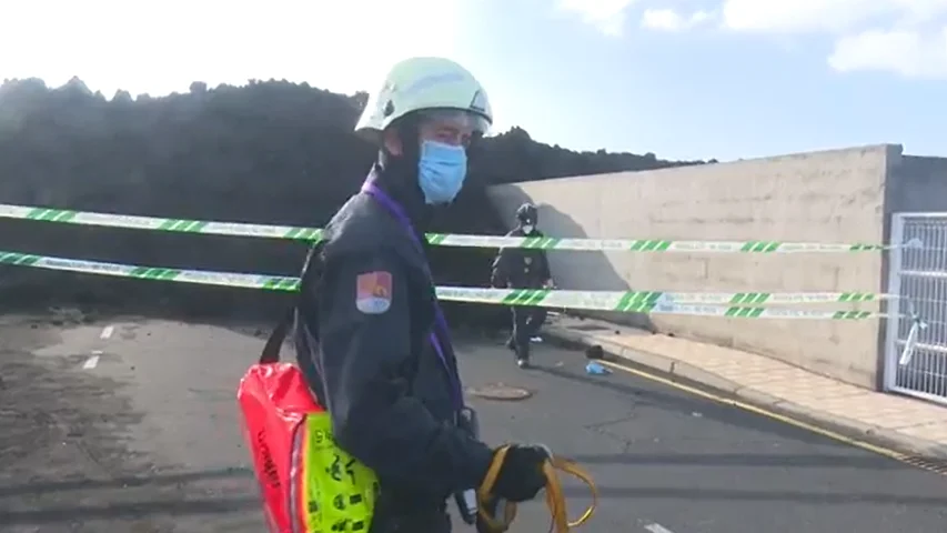 Los servicios de emergencia retiran material l&aacute;vico del volc&aacute;n de La Palma